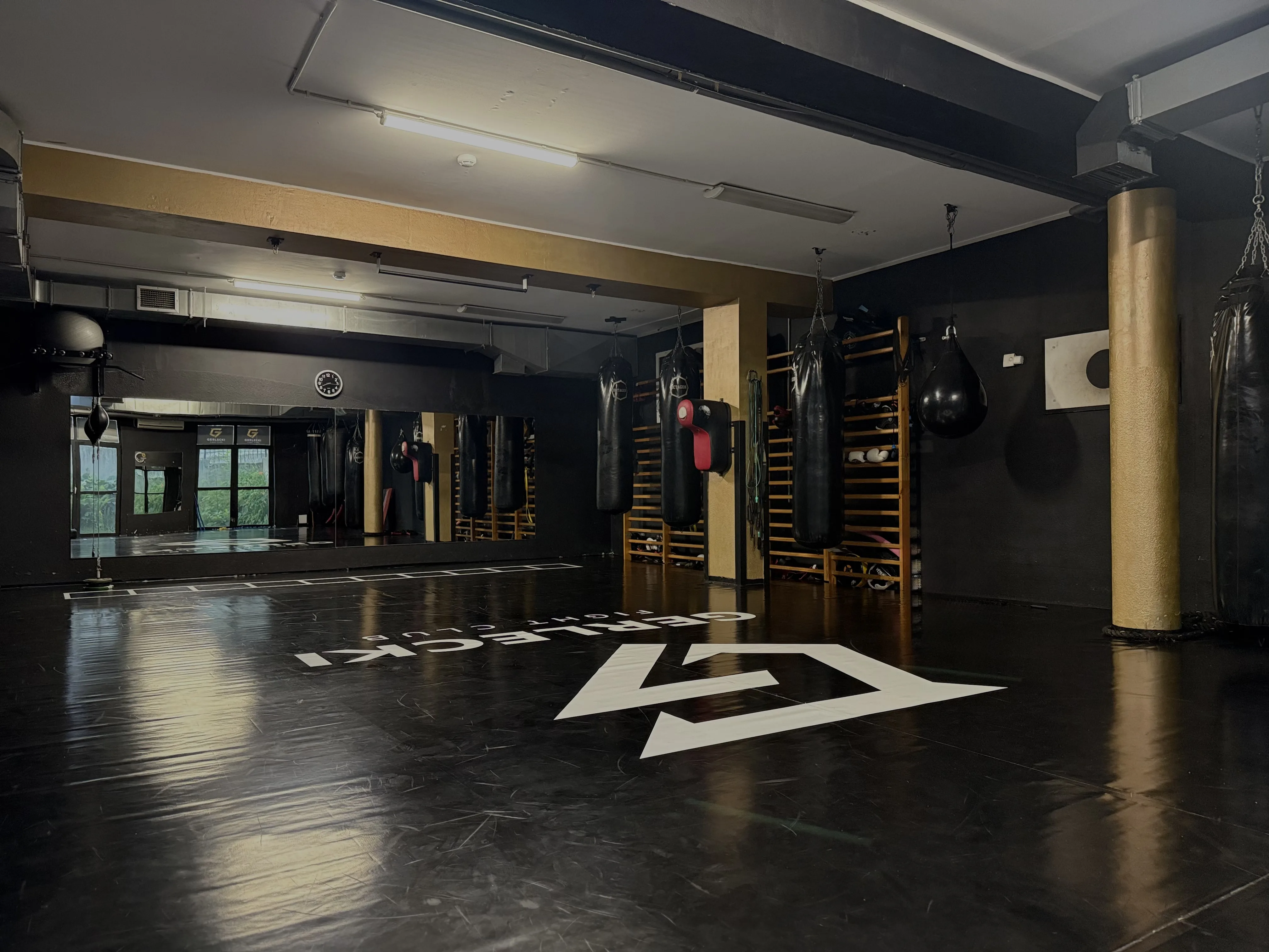 Sala treningowa Gerlecki Fight Club z ringiem i workami bokserskimi